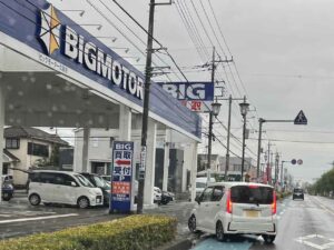 mota車買取を使って査定を受けた車をビッグモーターに持っていく様子
