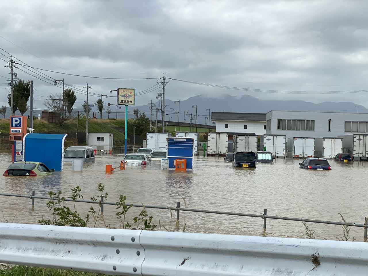 台風により車が水没した様子