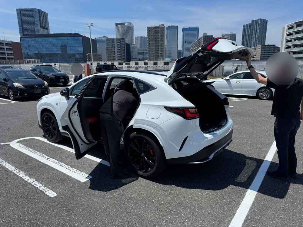 MOTA車買取を使い査定を受けている様子