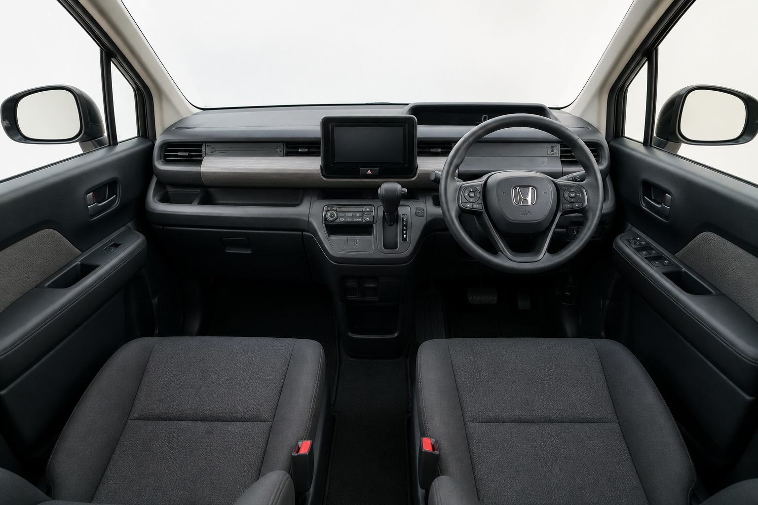 清潔に整えられたフリードの運転席とダッシュボード周辺を見渡せる静物構図