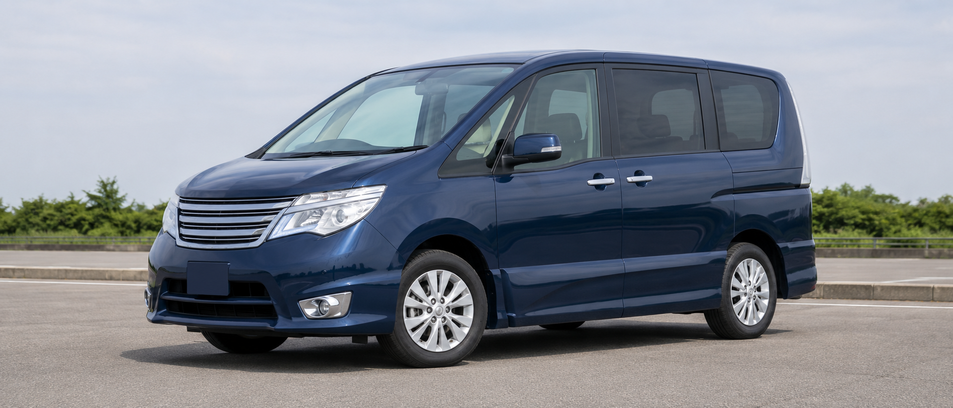 日産セレナC26のフロントマスクと車体全体がはっきりとわかる静物写真