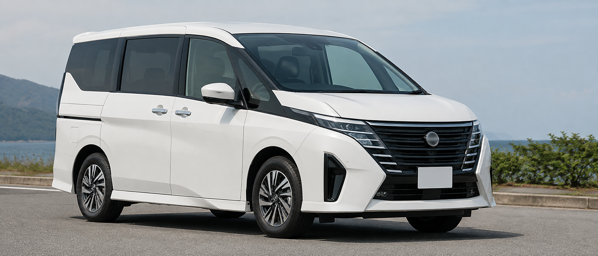 日産セレナのフロントマスクと車体側面が確認できる屋外の静止構図